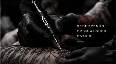 Artista tatuando com máquina KORV